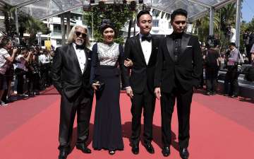 03_The great director and the amazing main cast on the red carpet.jpg